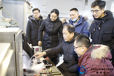 我院與內(nèi)蒙古自治區(qū)水利水電勘測(cè)設(shè)計(jì)院合作開(kāi)展&ldquo;泄水建筑物事故閘門(mén)不同底緣型式的水動(dòng)力特性研究&rdquo;水工模型試驗(yàn)課題研究