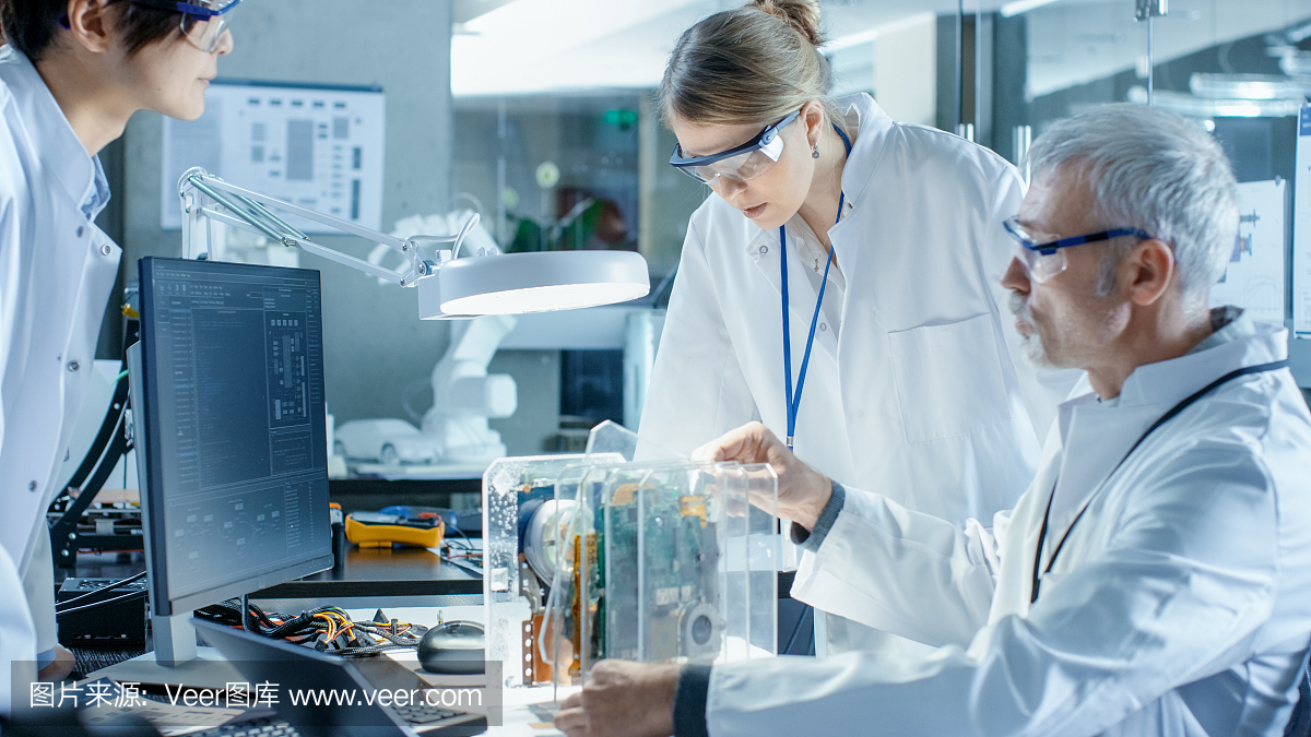 科學家團隊選擇印刷電路板與工作。在背景技術(shù)先進的科研中心。